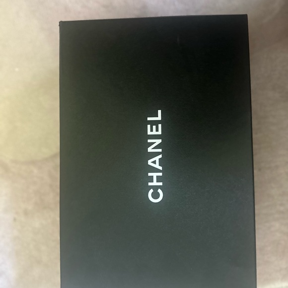 Chanel 2020 cap-toe lamb skin pumps with pearl heel (new in box) sz. 41 - Picture 6 of 6